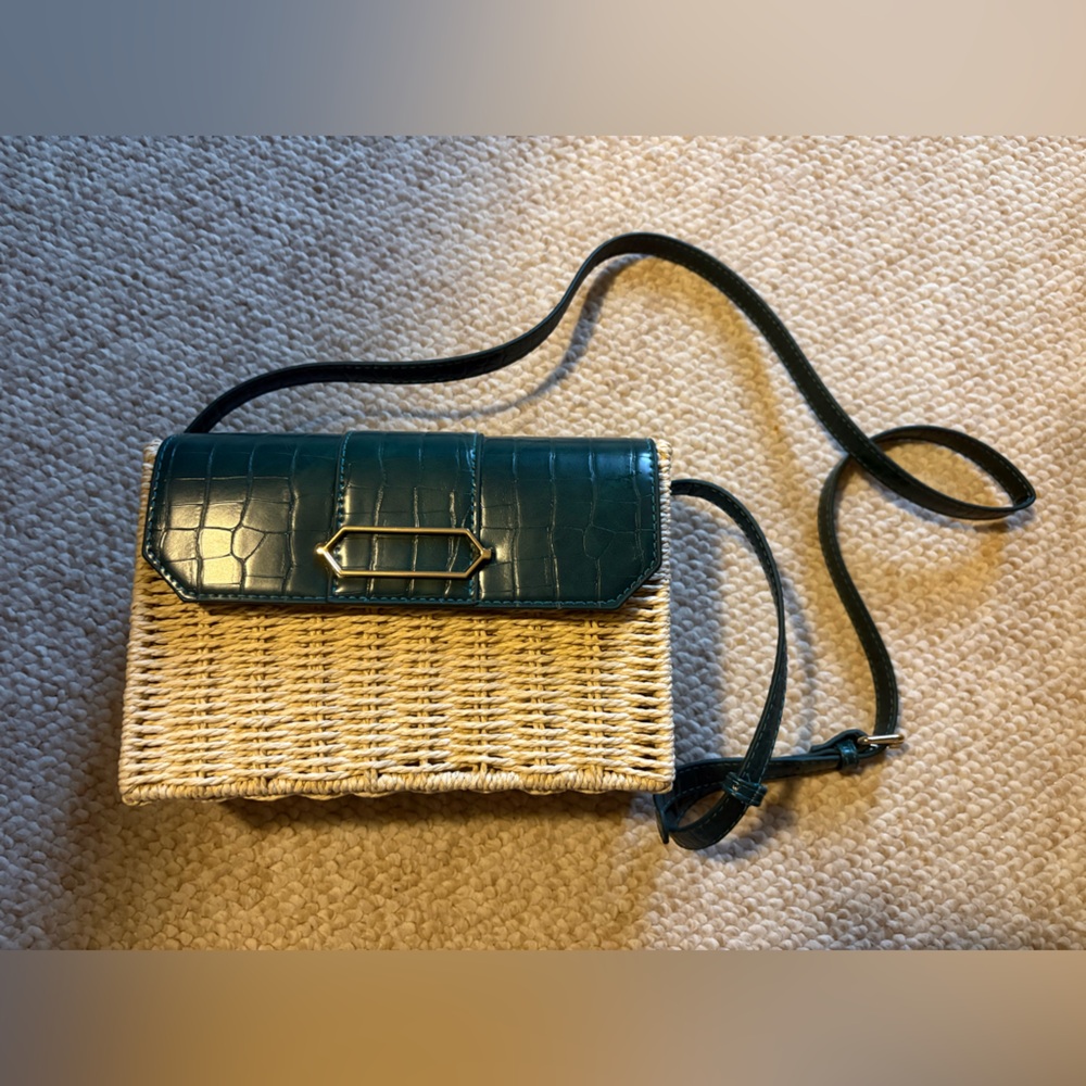 Elegant Green Croc-Embossed Crossbody Bag